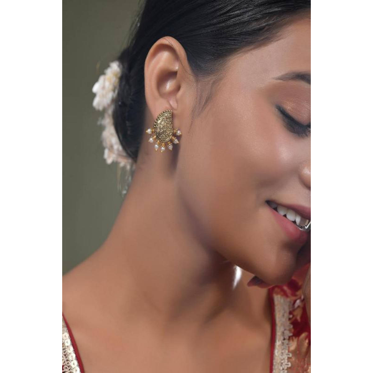 DASTOOR Womens Off White Gold Plated Designer Studs