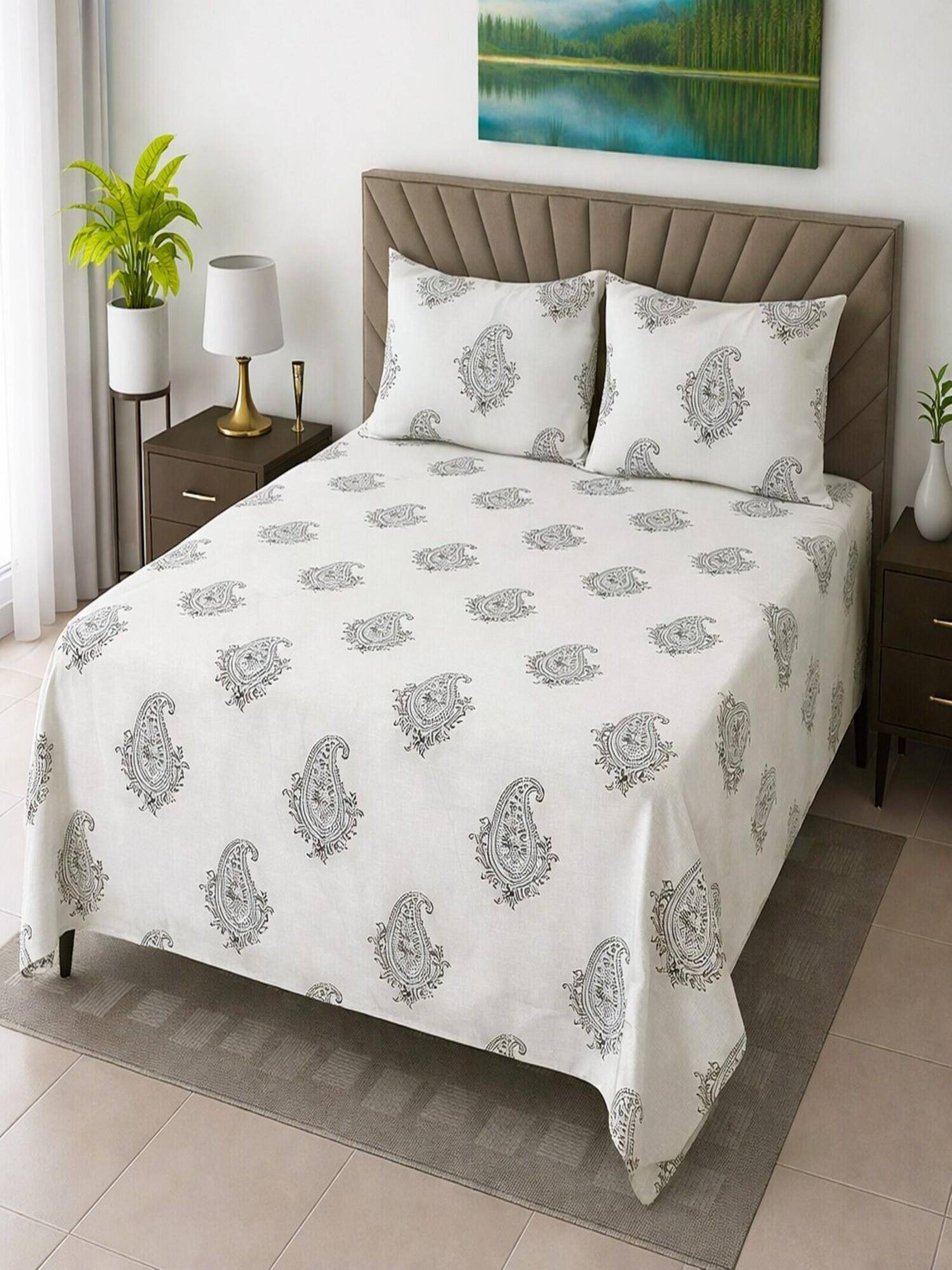 Threadwear White Floral 330TC Super King Bedsheet With 2 Pillow Covers