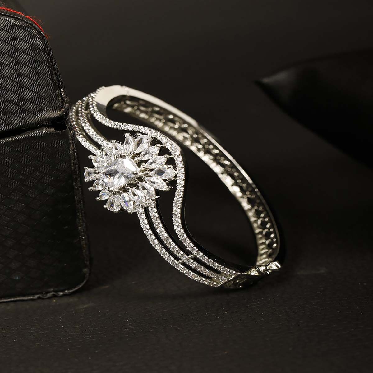 1584 CT Oval And Round Brilliant Cut Diamond Diamond Bracelet 18K White  Gold CVD Diamond