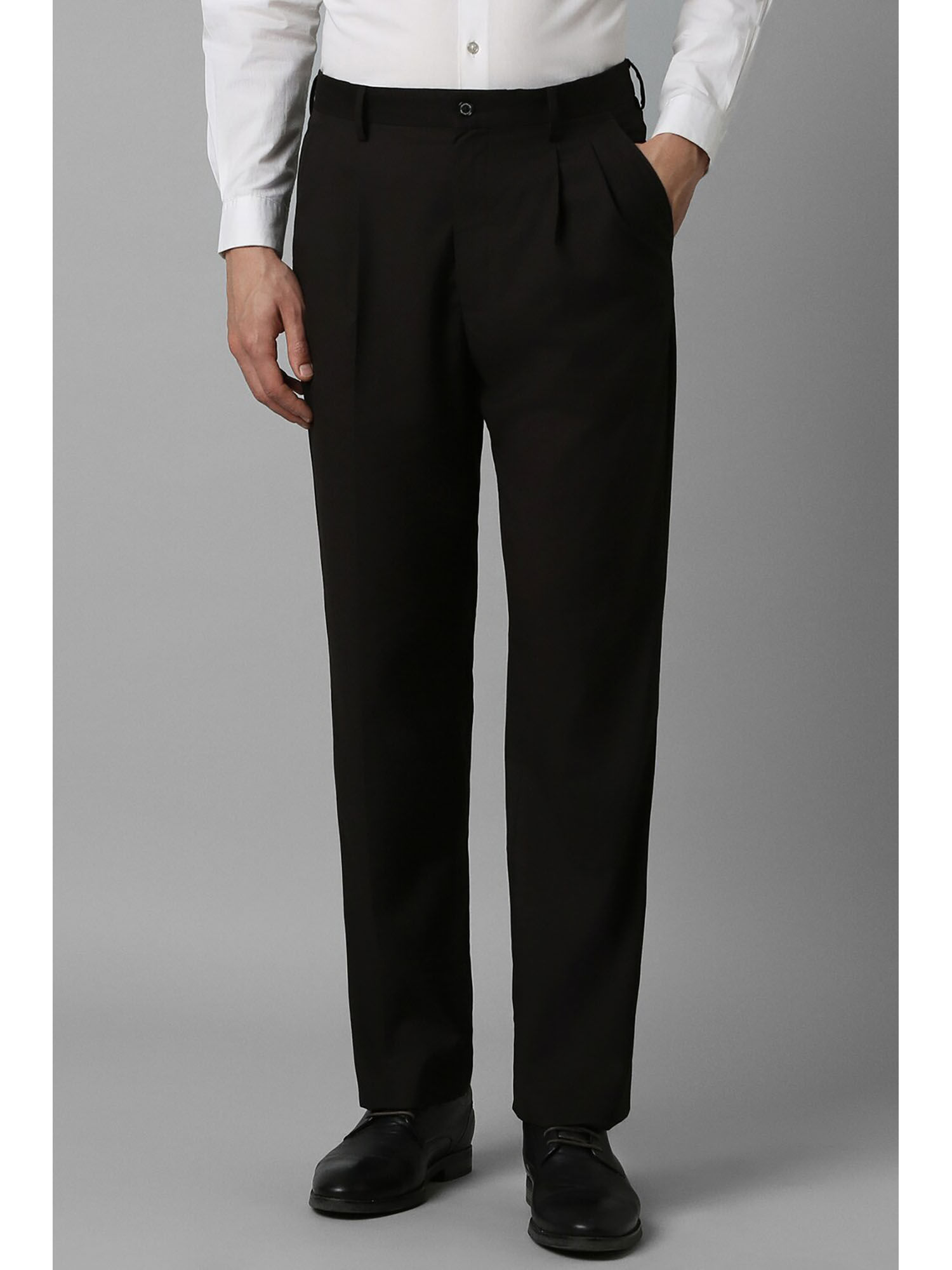 Buy Men Grey Classic Fit Textured Pleated Formal Trousers Online - 344617 |  Louis Philippe