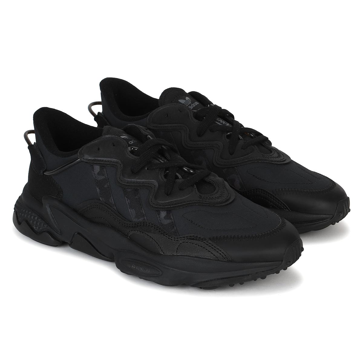 Ozweego store triple black