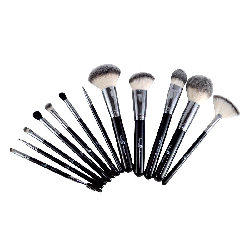 pack of makeup brushes