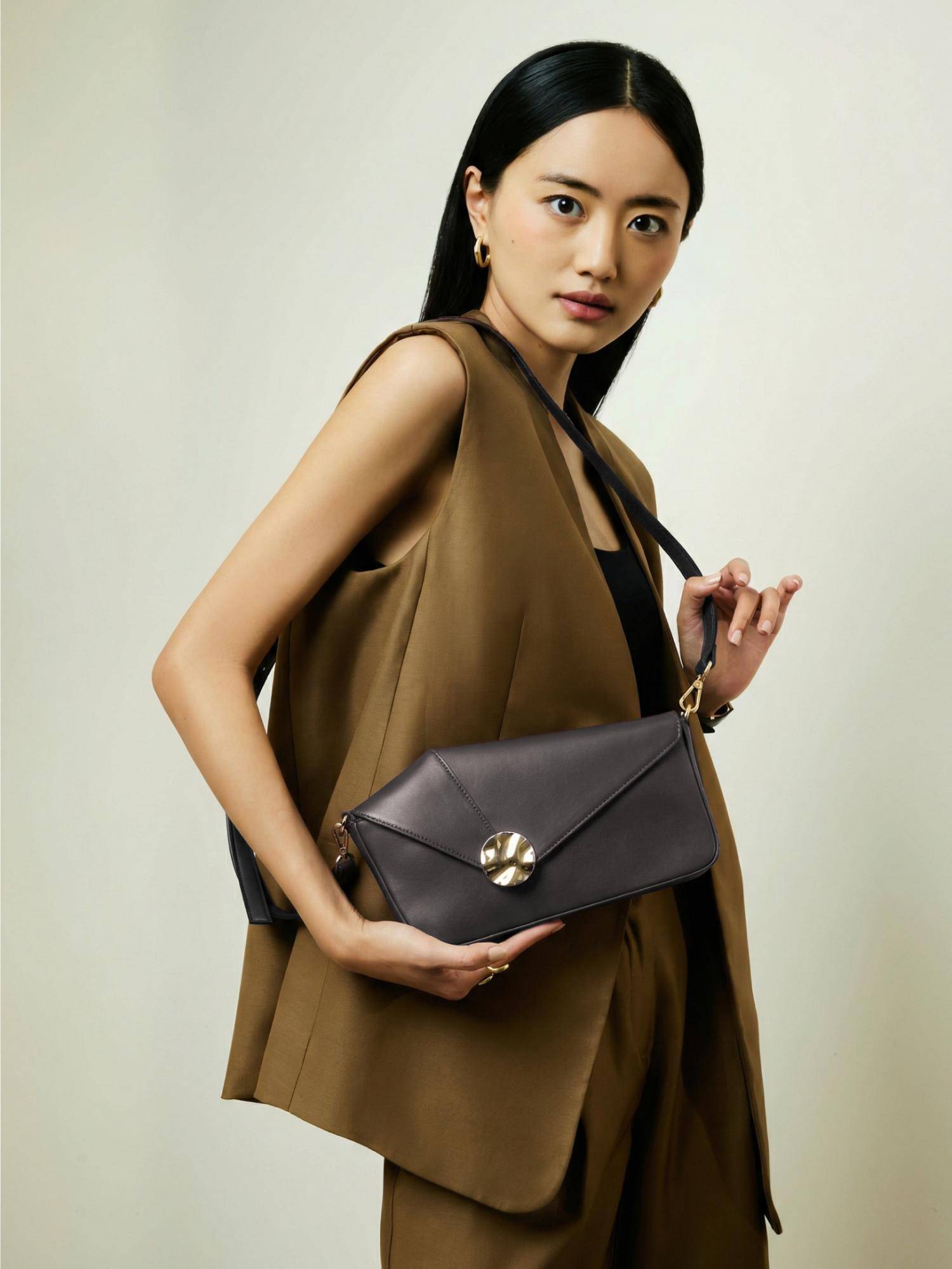 Everpret Black Andrea Convertible Clutch with Strap Sling Bag