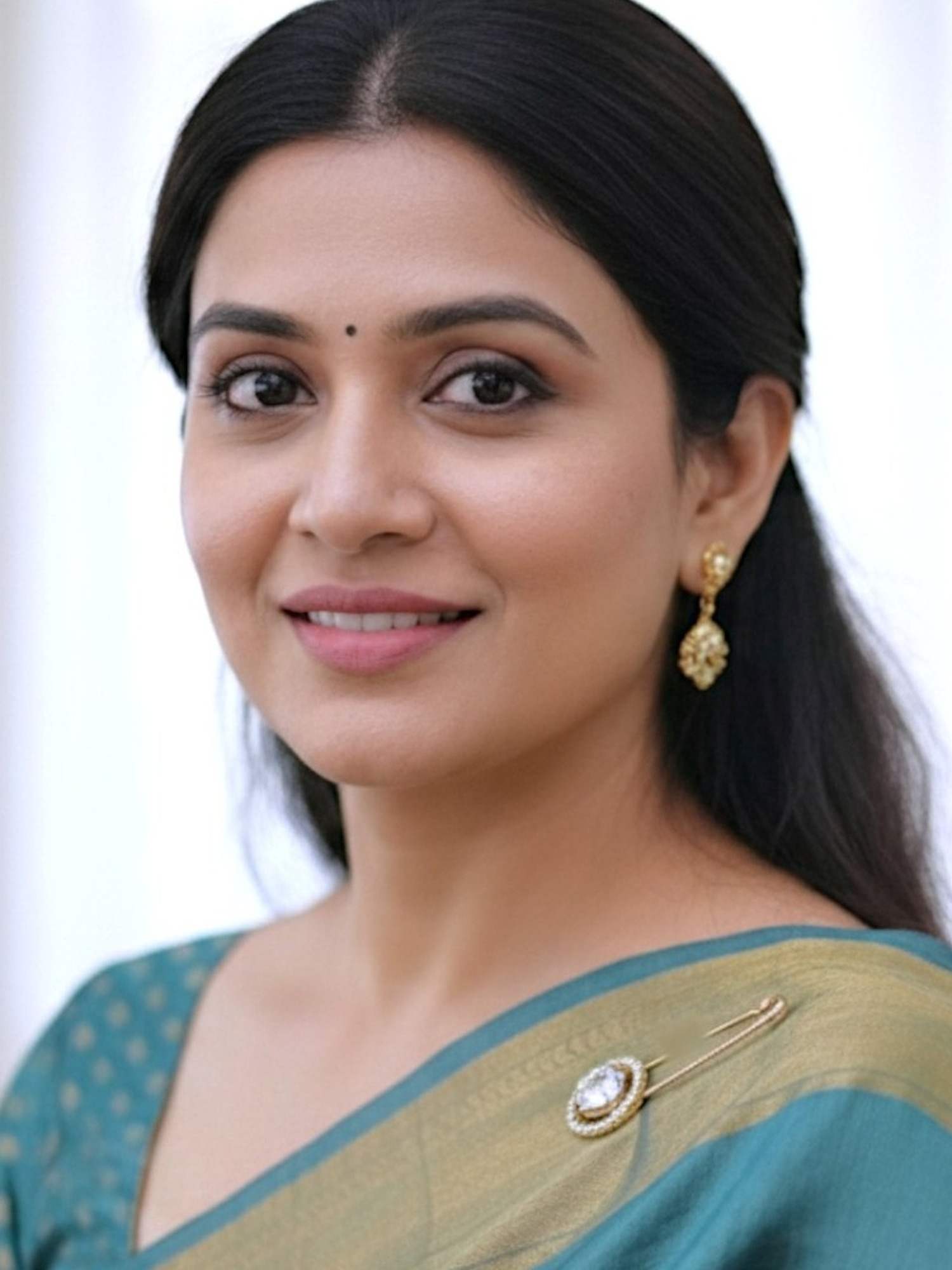 Accessher Gold-Plated Round Ad Saree Safety Pin Brooch