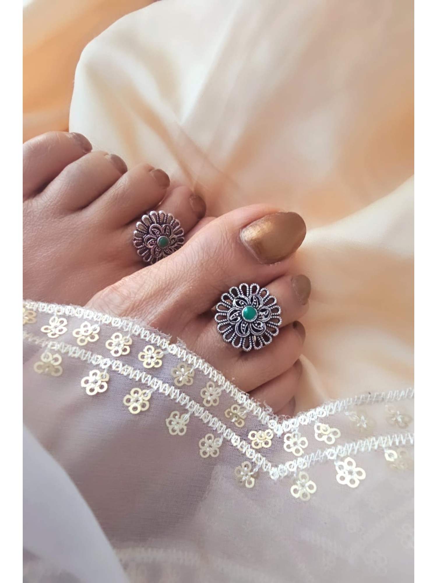 BINNI Silver-Toned Green Stone-Studded Adjustable Toe Rings