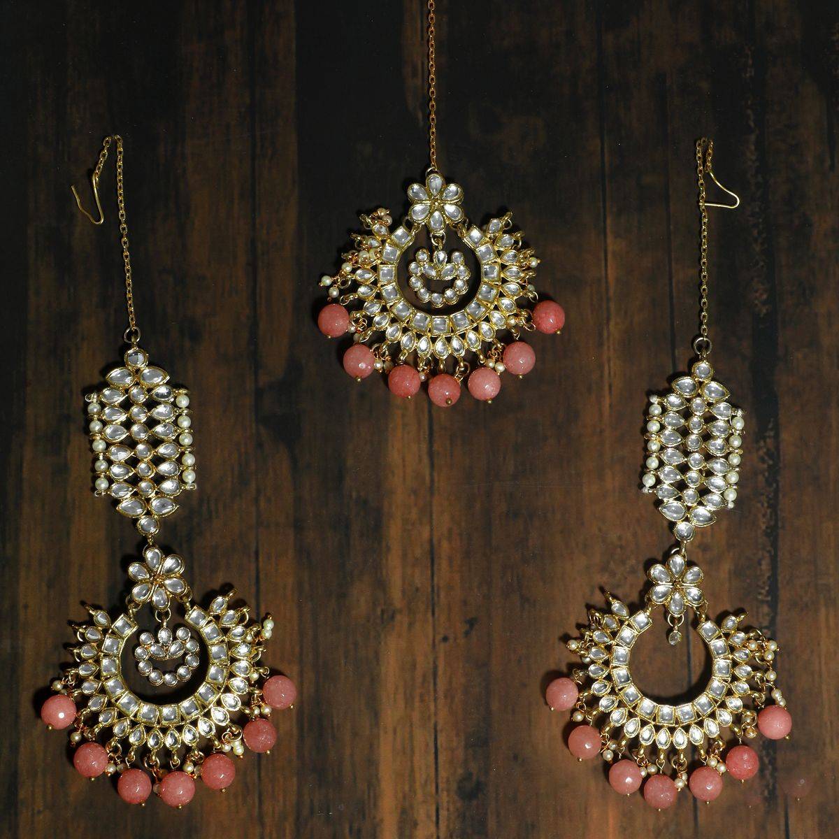 Karatcart Kundan Peach Drop Earrings Set with Maangtikka