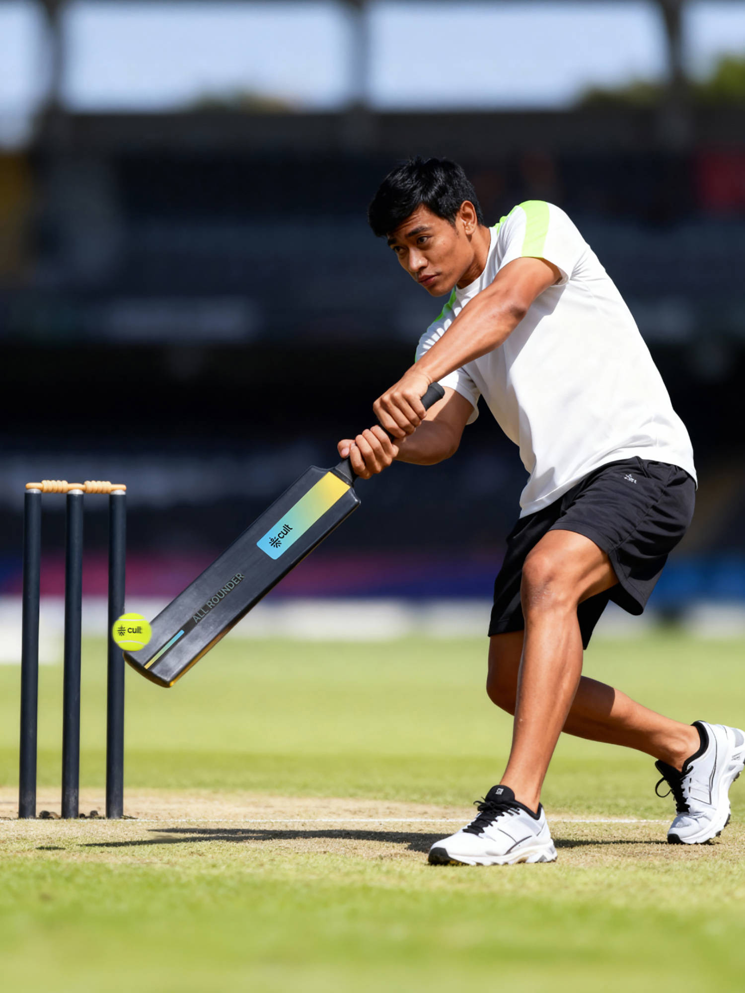 CULT Cricket BAT Black/YL/BL All Rounder