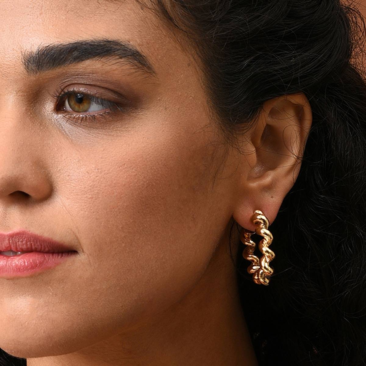 SOHI Women Twisted Hoop Earrings - Gold