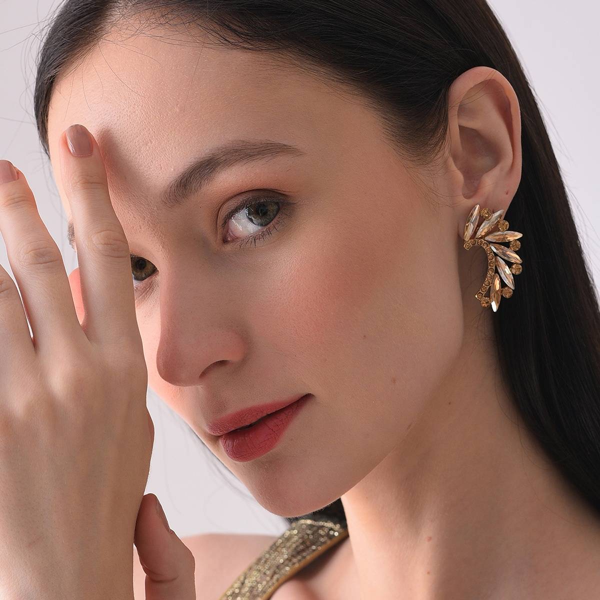SOHI Gold Plated Designer Stone Drop Earrings