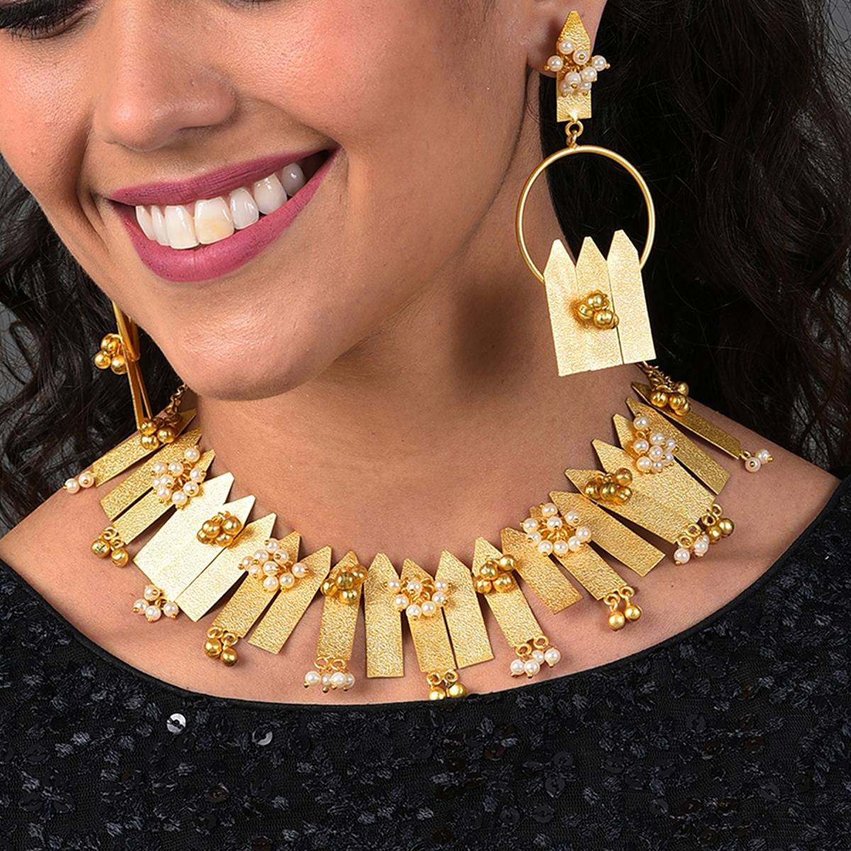 SOHI Women Bar Jewellery Set - Gold
