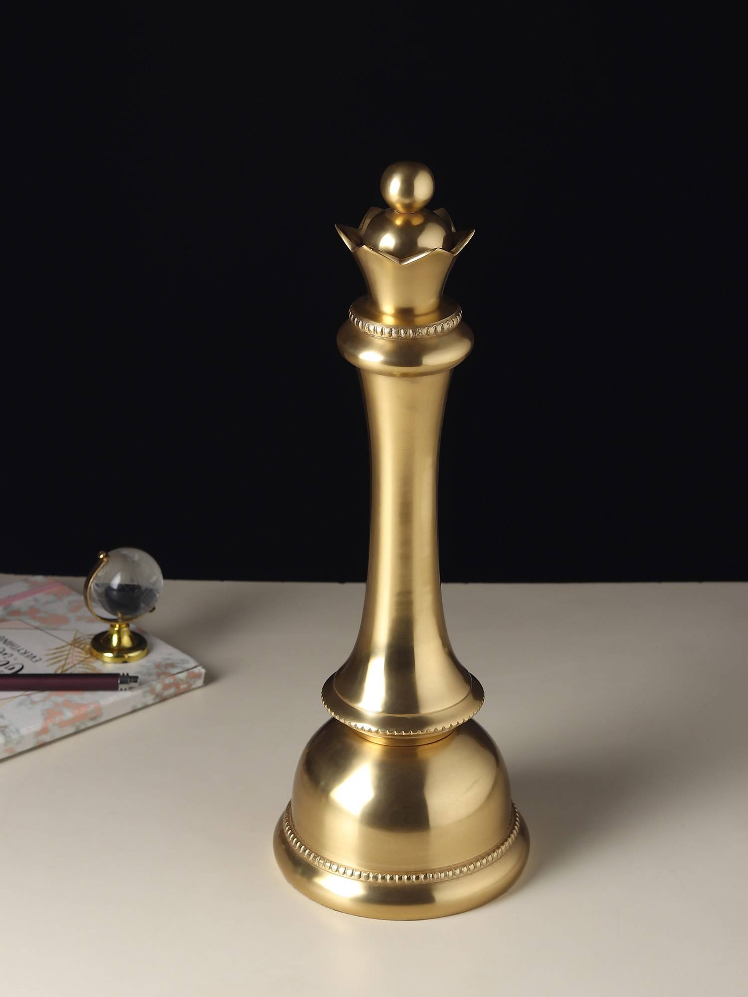De Maison Decor Zyntar Oversized Queen Chess Decorative