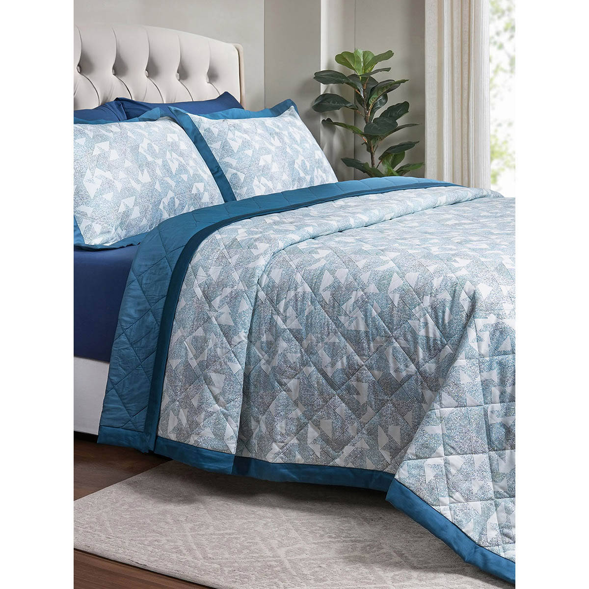 Maspar Geometric Print Cotton 121 GSM Bed Quilt (Queen)