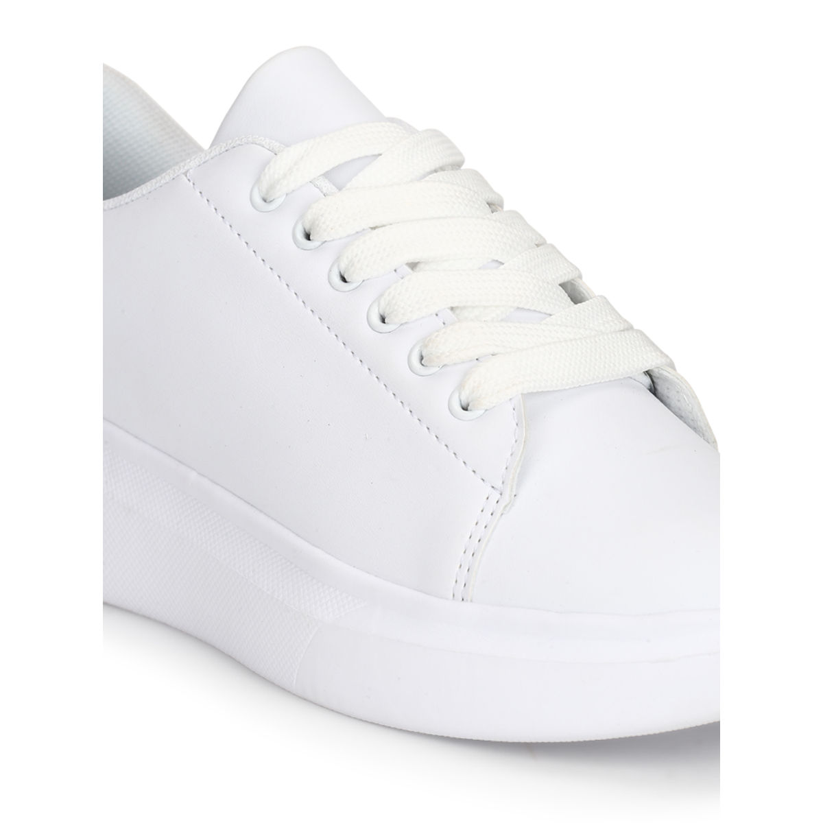 Gigi Hadid Won't Stop Wearing These Platform Sneakers | Platform sneakers  outfit, Platform shoes outfit, White sneakers outfit