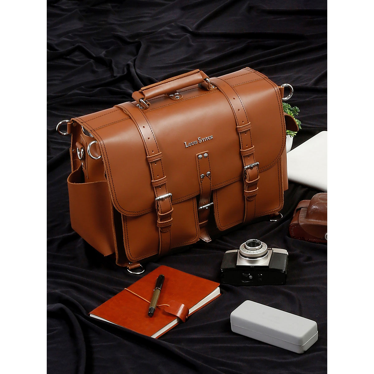 Leather briefcase with online shoulder strap