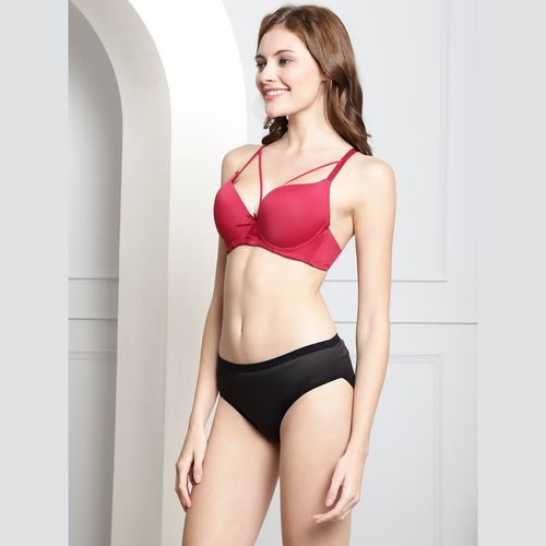 https://images-static.nykaa.com/media/catalog/product/8/5/8575c6cPC-SET-7013-RED_3.jpg?tr=w-500