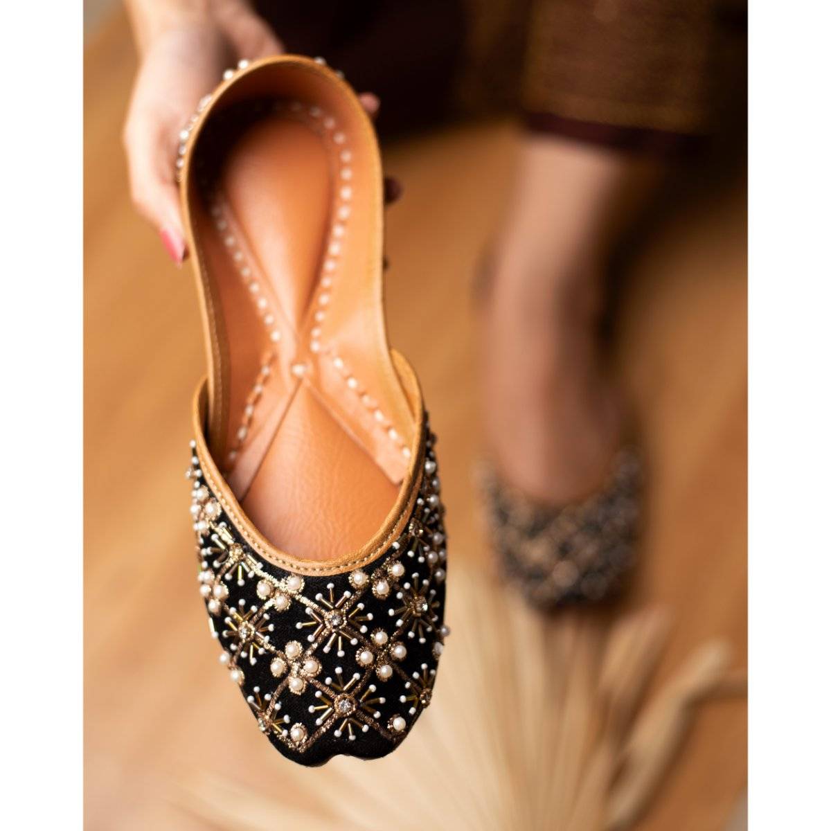 Kaynat Buy HAZELTHREAD Womens Kaynat Black Juttis Online
