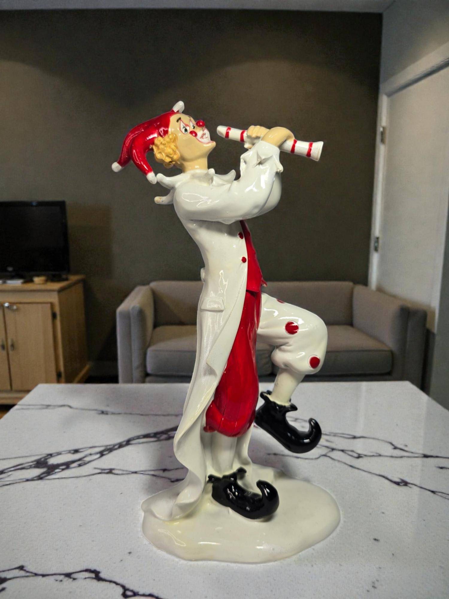 Sun Mun Decors Clown with Pipe Figurine