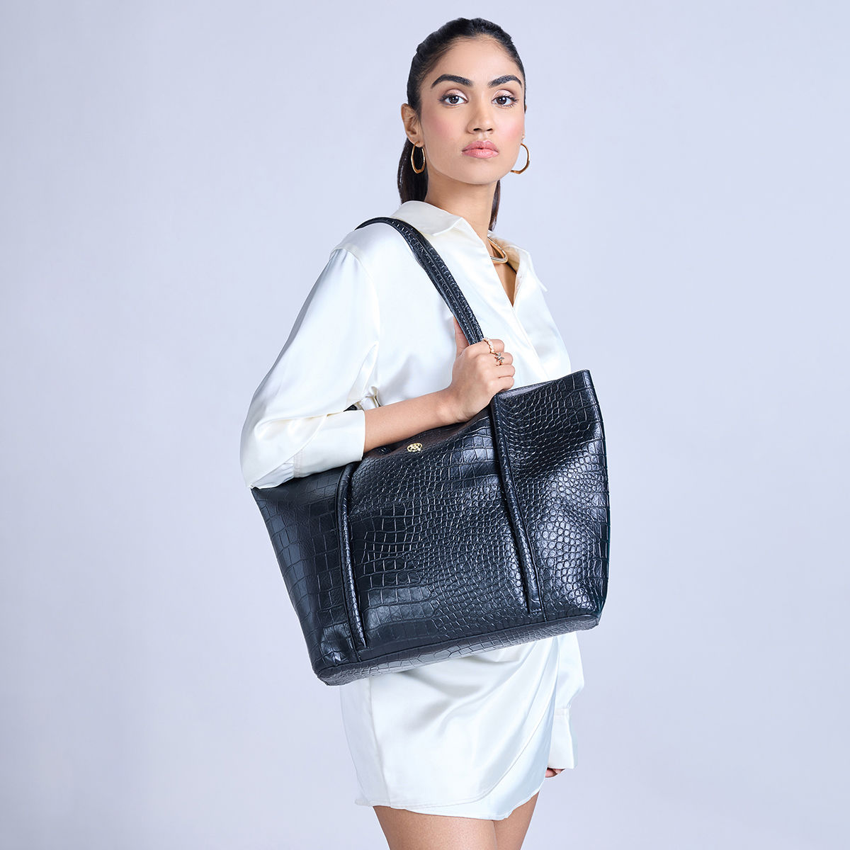 Victoria's Secret The Victoria Bucket Bag Classic Solid (Black) At Nykaa, Best Beauty Products Online