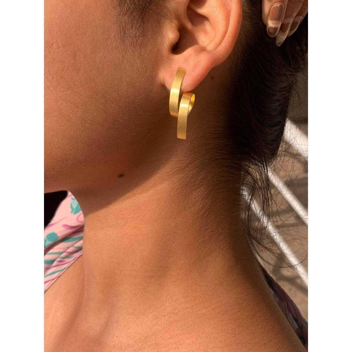 METALM Metal Elegant Twisted Gold Ribbon Drop Stud Earrings In 925 Silver