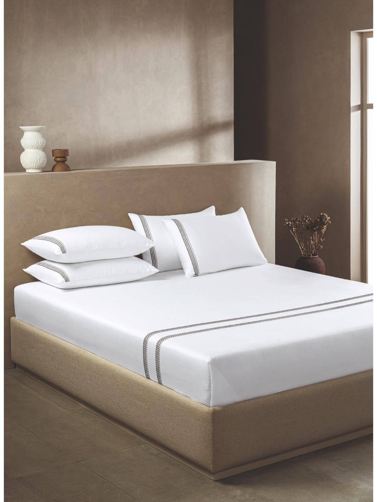 SANSAAR A D'DECOR BRAND LIVE CONSCIOUSLY Brilliant White Pewter King Bedsheet With 2 Pillow Covers