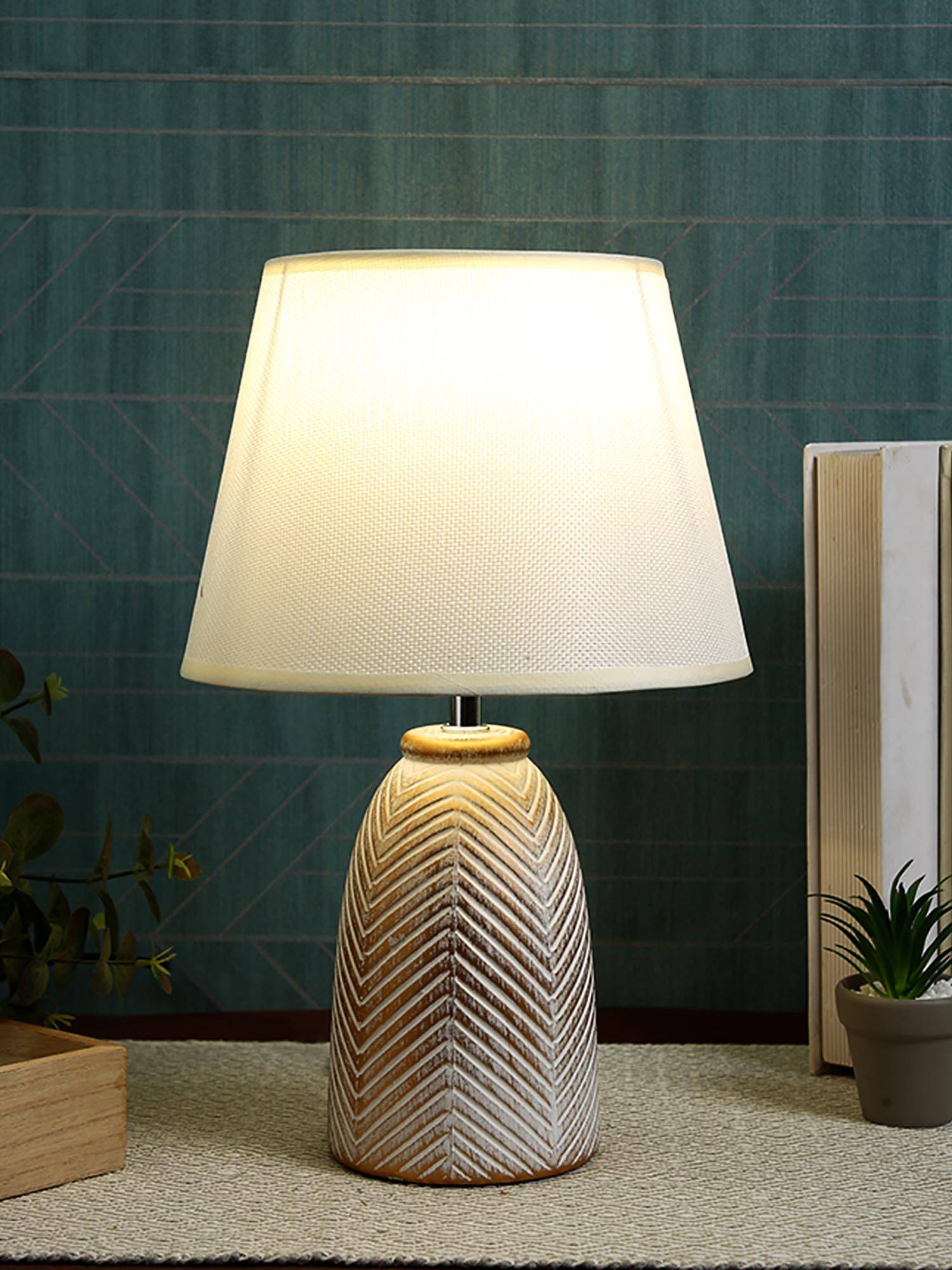 Tayhaa Modern Pearl White Table Lamp