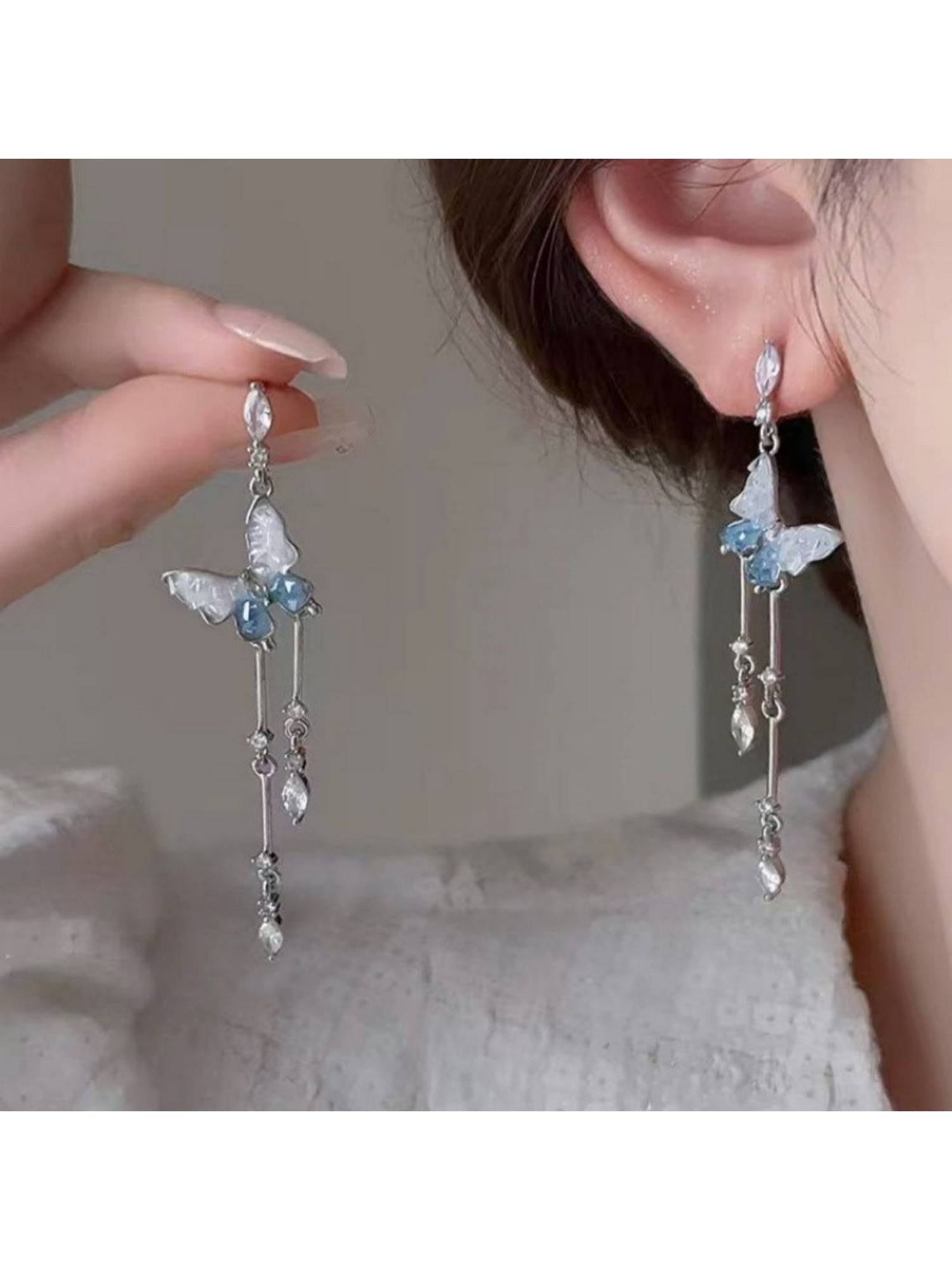 ESTAILO FASHION Graceful Monarch Dangles Earrings Blue