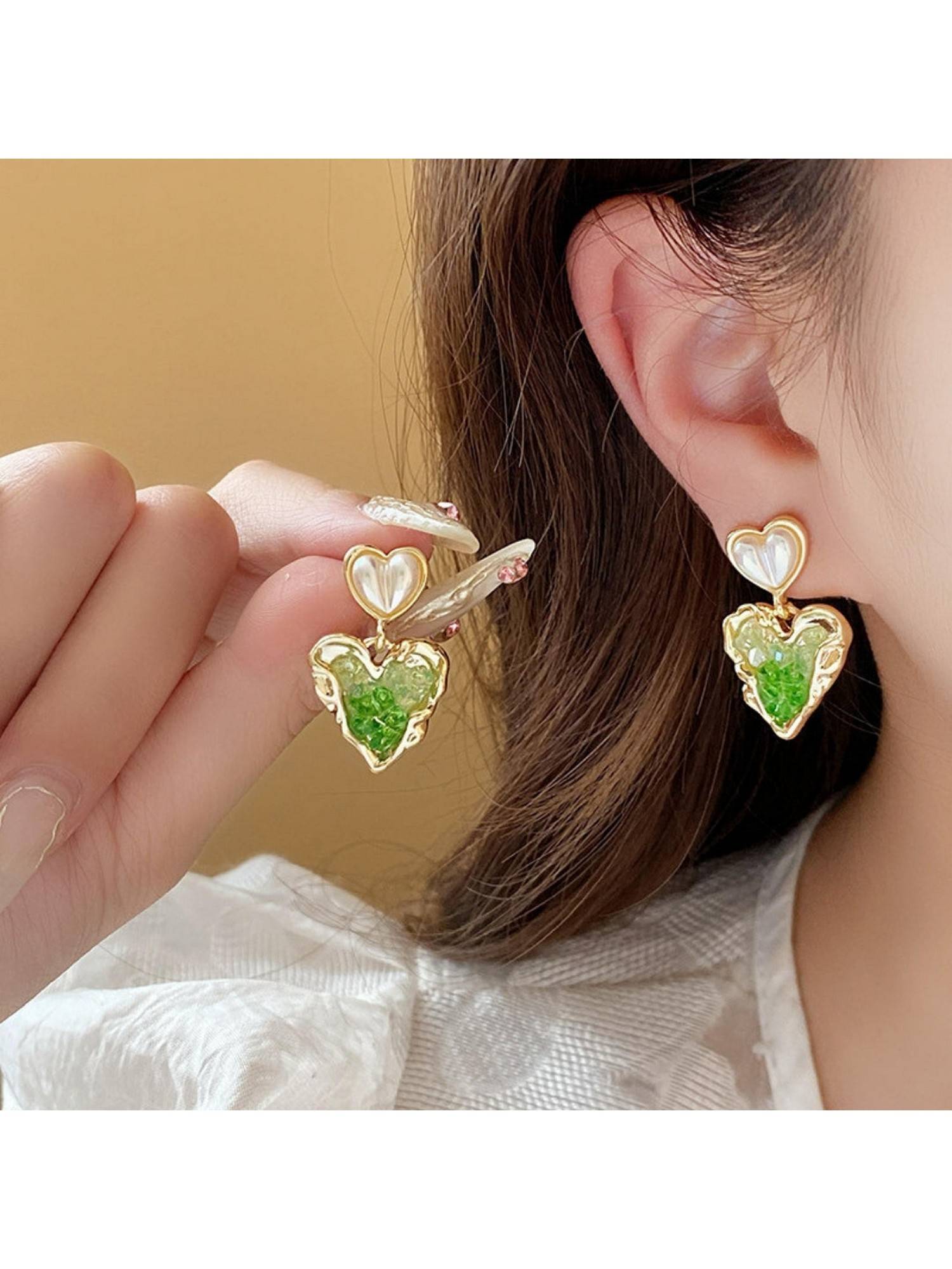 ESTAILO FASHION Natures Embrace Heart Earrings Green