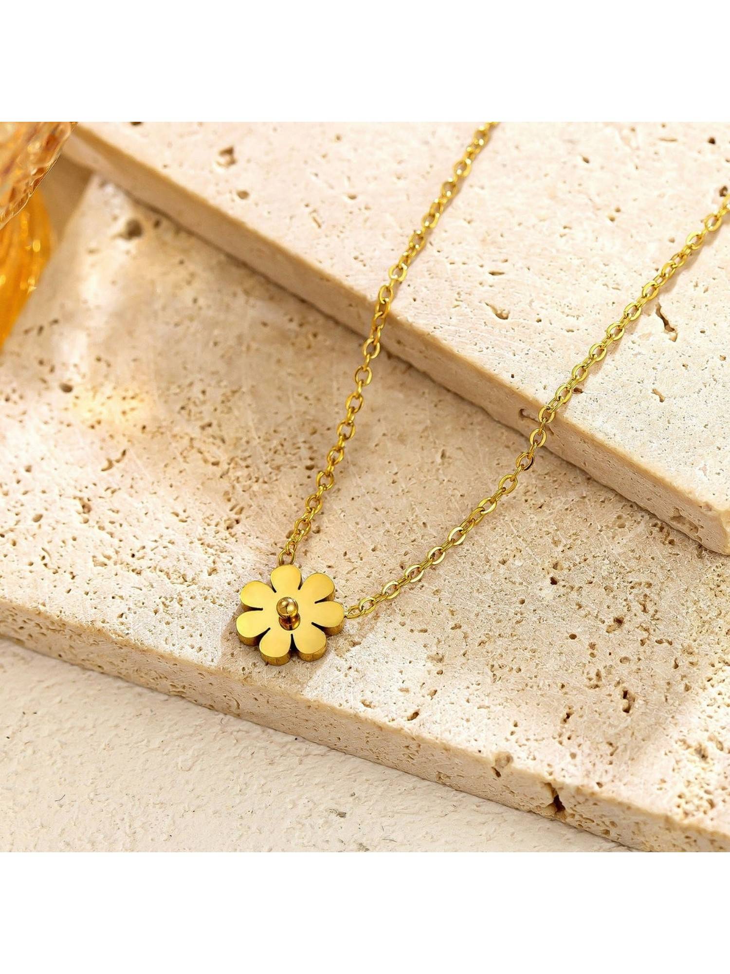 ESTAILO FASHION Petite Daisy Charm Necklace Gold