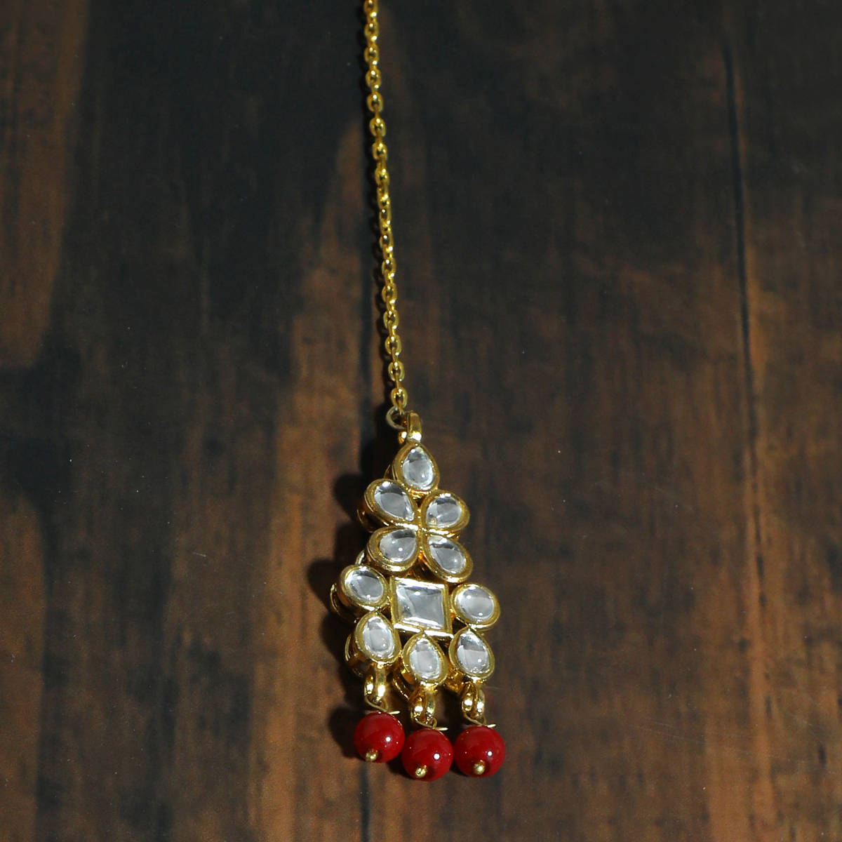 Karatcart Traditional Gold Plated White Kundan Maang-tikka With Red Beads For Women (88013870)