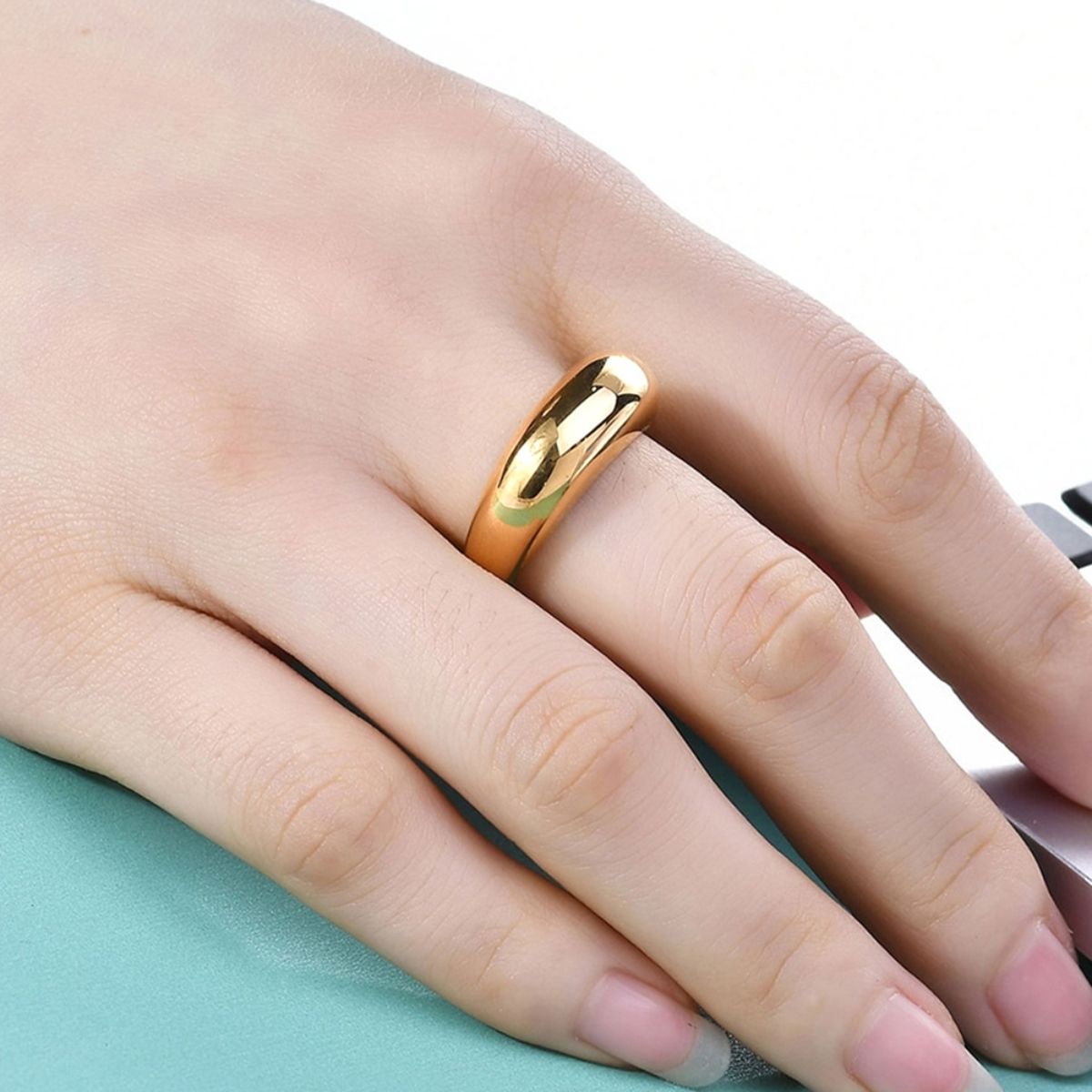 Unique, handmade minimalist wedding rings - Ines Bouwen Jewelry