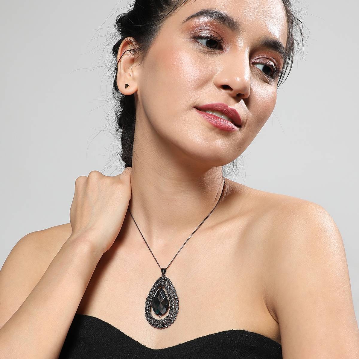 SOHI Women Victorian Velvet Pendant Necklace
