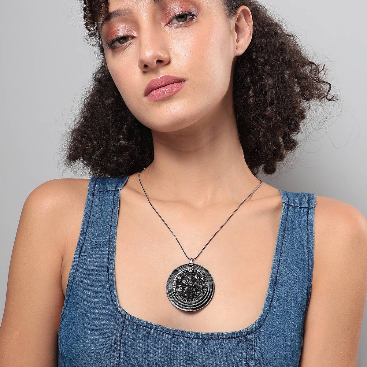 SOHI Women Embellished Circular Pendant Necklace