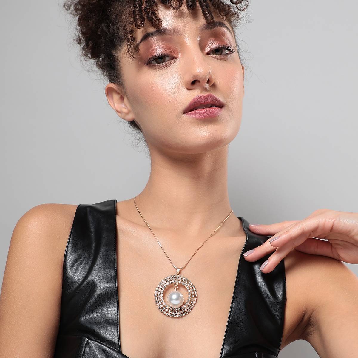 SOHI Women Graceful Galaxy Pendant Necklace