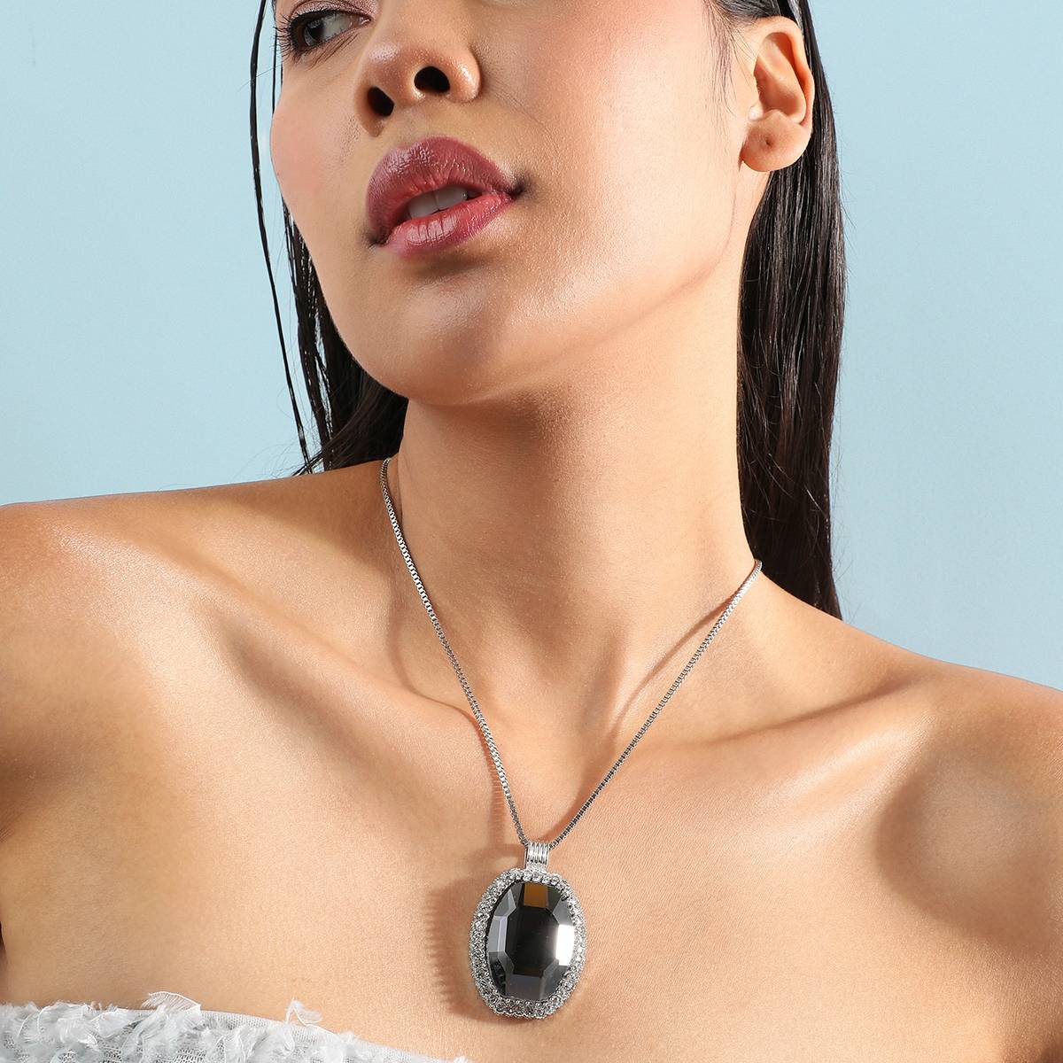 SOHI Women Victorian Crystal Pendant Necklace