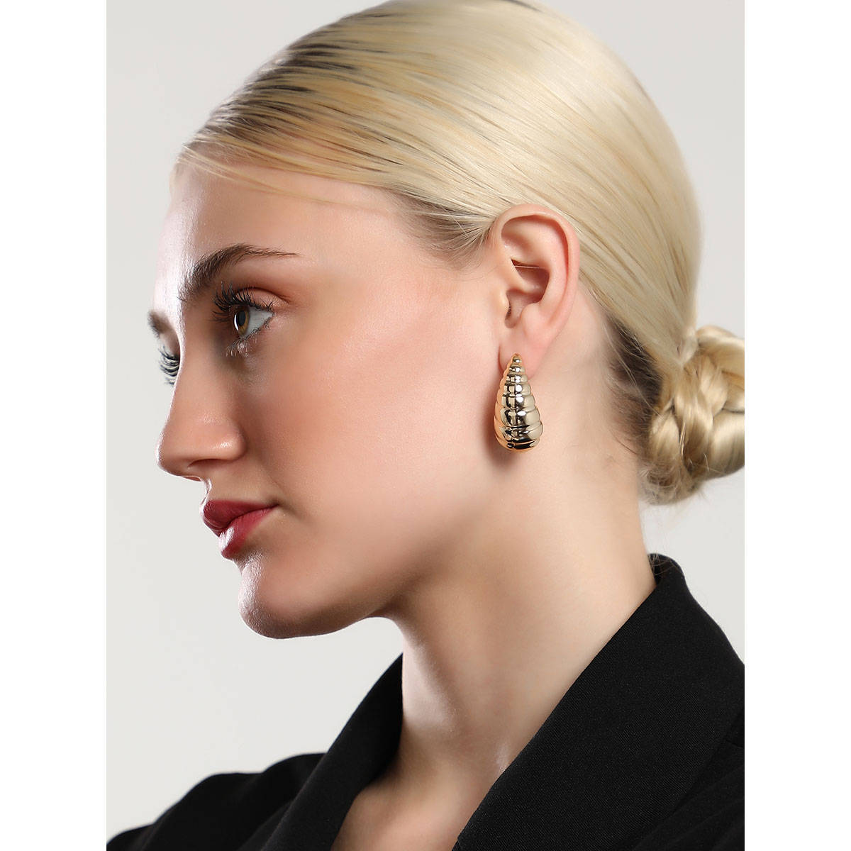 SOHI Womens The Shell Stud Earrings - Champayne Gold