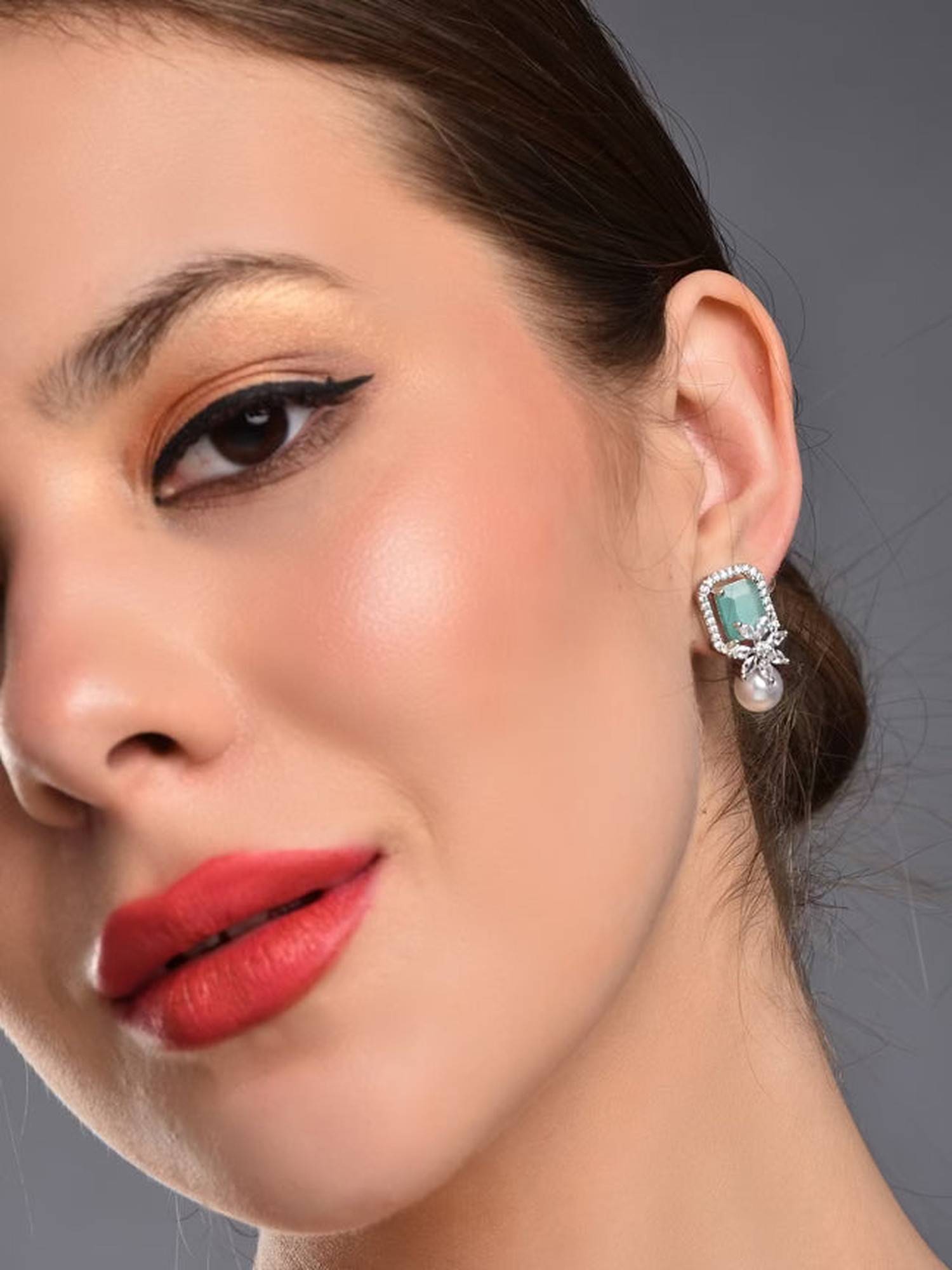 REENISAA Mint Green Pearl Stud Earring