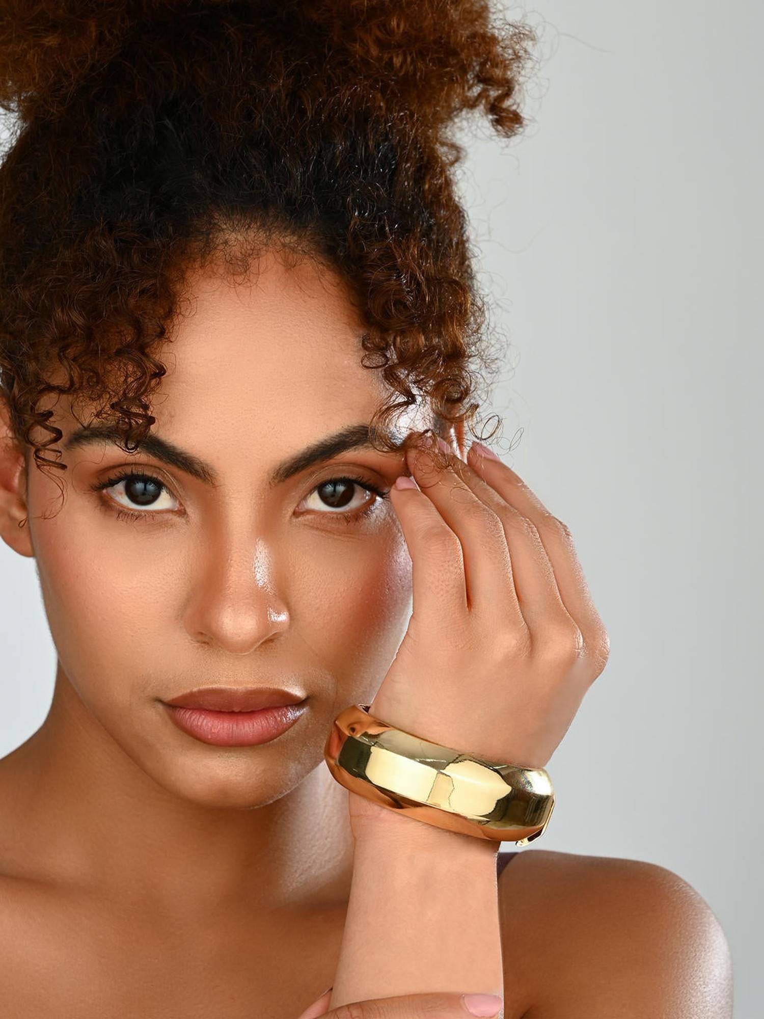 REENISAA Modern Chunky Gold Fashion Bangle