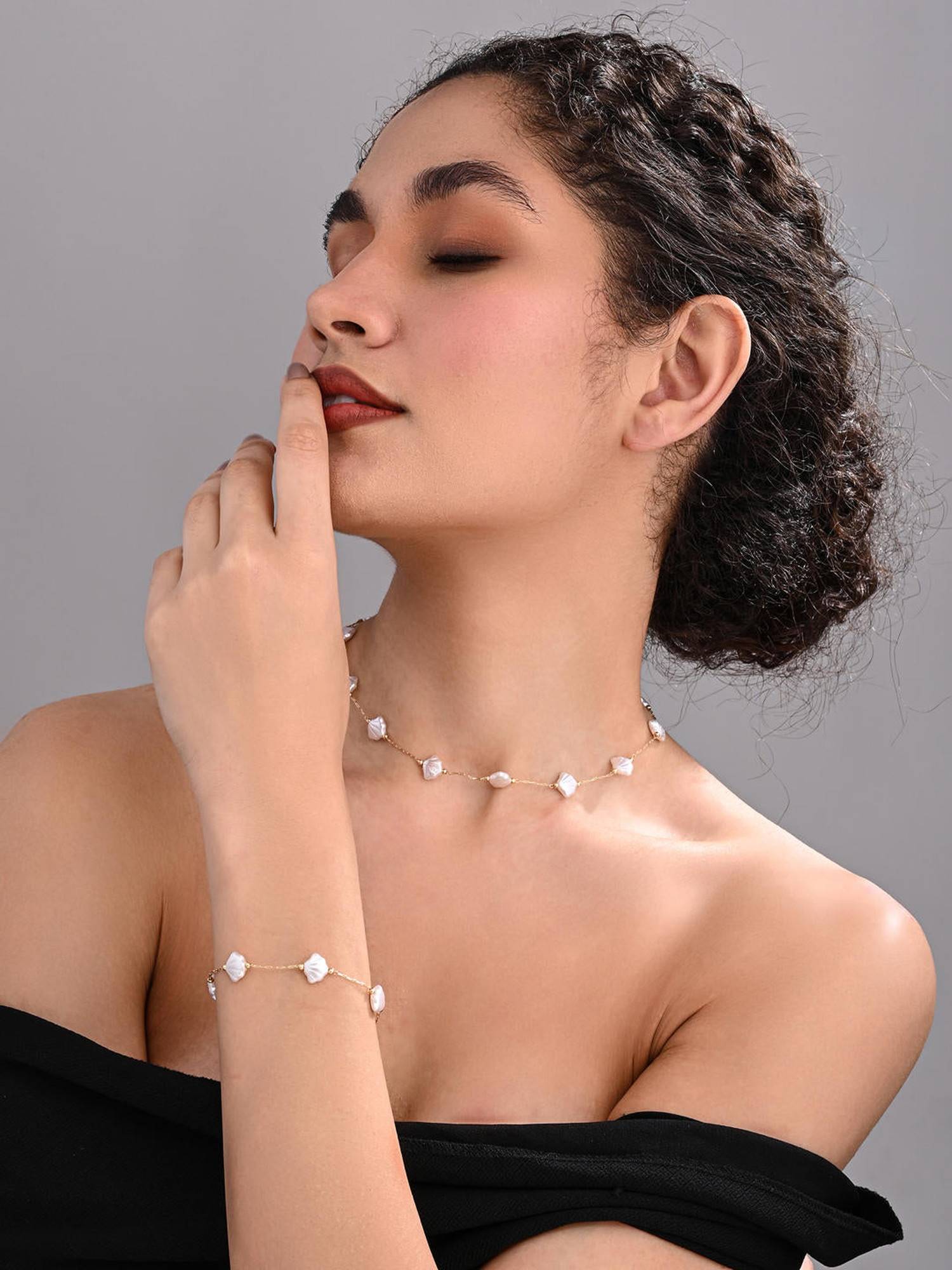 REENISAA Pearl Reverie White Necklace with Bracelet