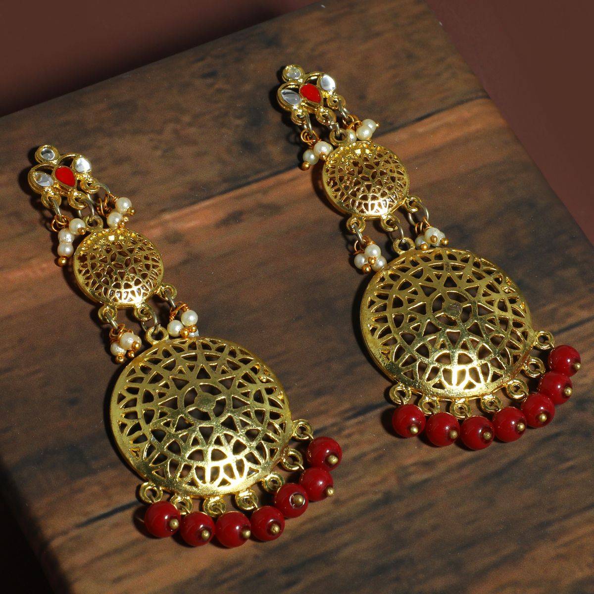 Karatcart Kundan Gold Red Earrings