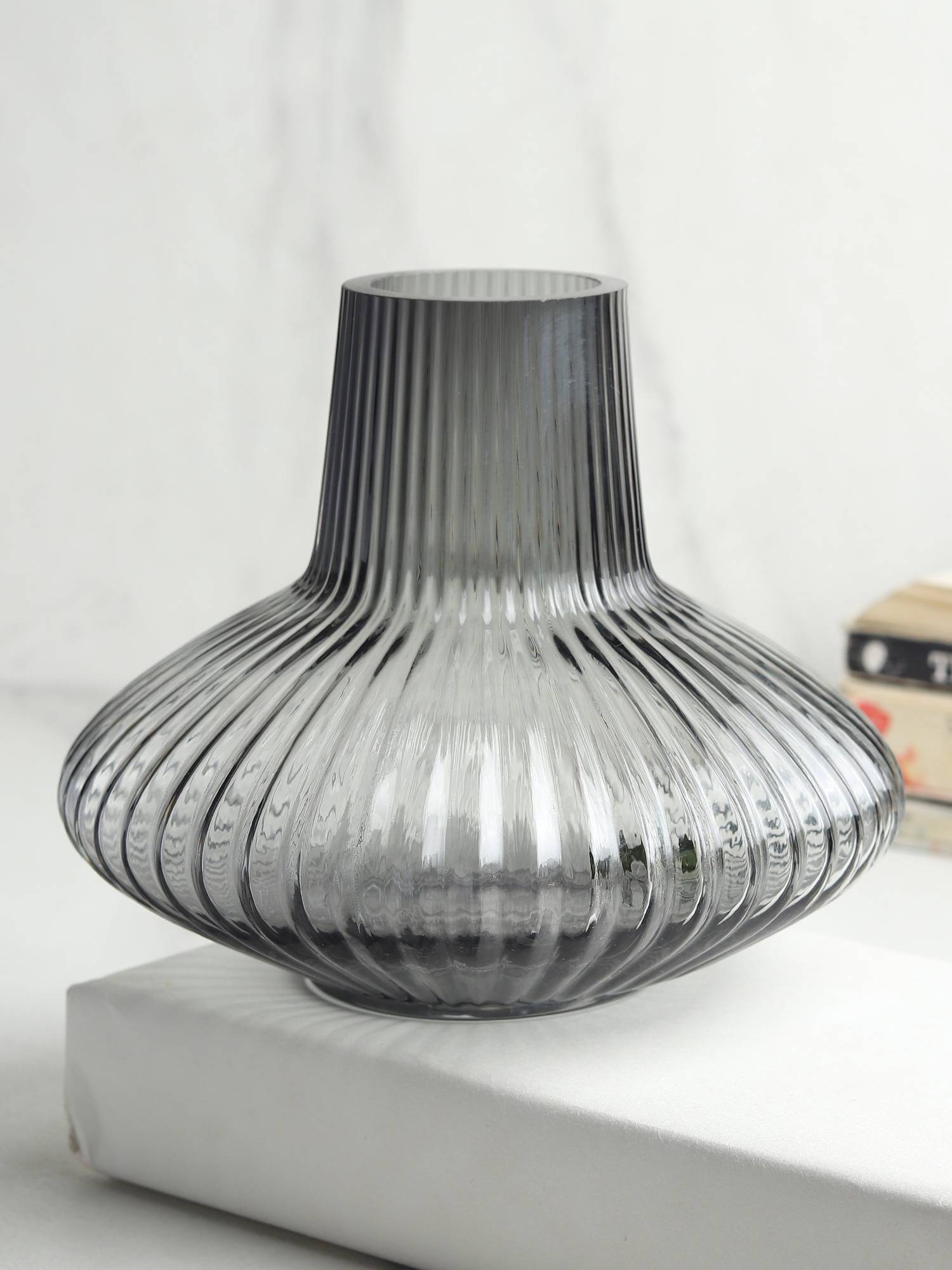 De Maison Decor Whorl Black Glass Vase