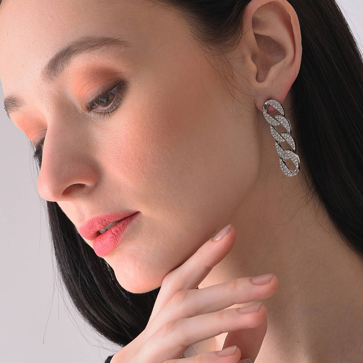 SOHI White Contemporary Drop Earrings