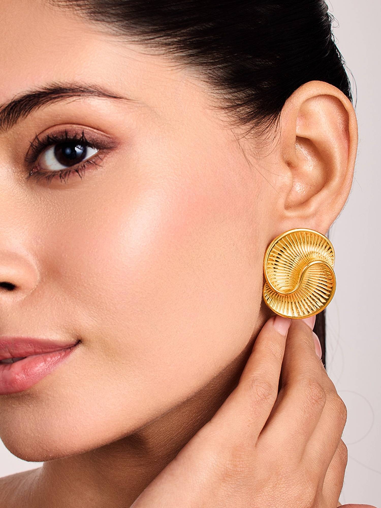 ELRA 18K Gold Plated Shell Stud Earrings