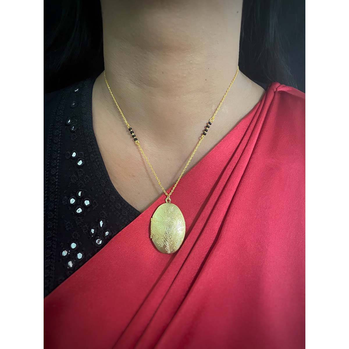 Digital Dress Room Gold Big Oval Shape Photo Frame Mangalsutra