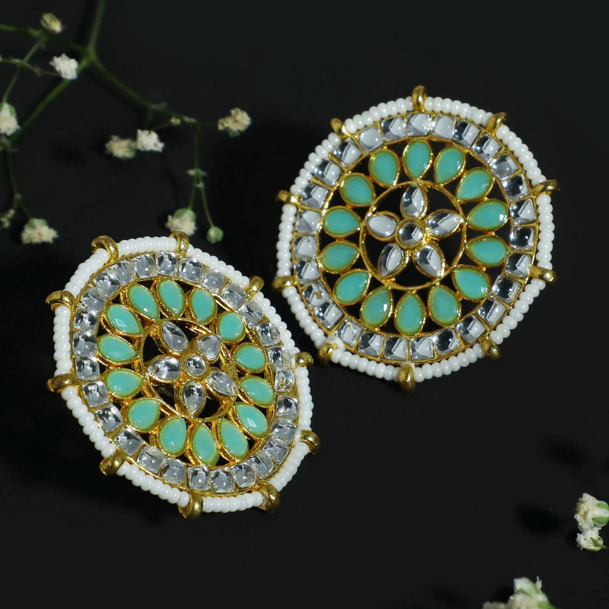 Karatcart Kundan Green Stud Earrings