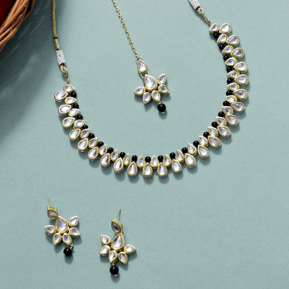 Karatcart Black Beads Studded Kundan Choker Necklace Set