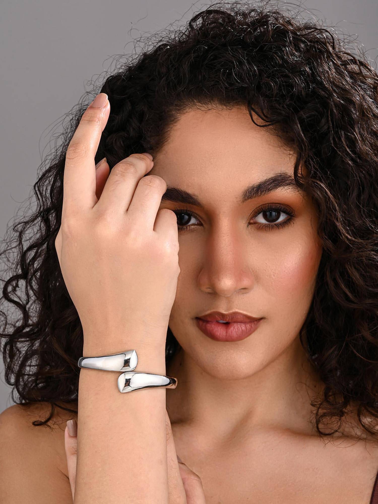 REENISAA Silver Fluid Crest Open Bangle