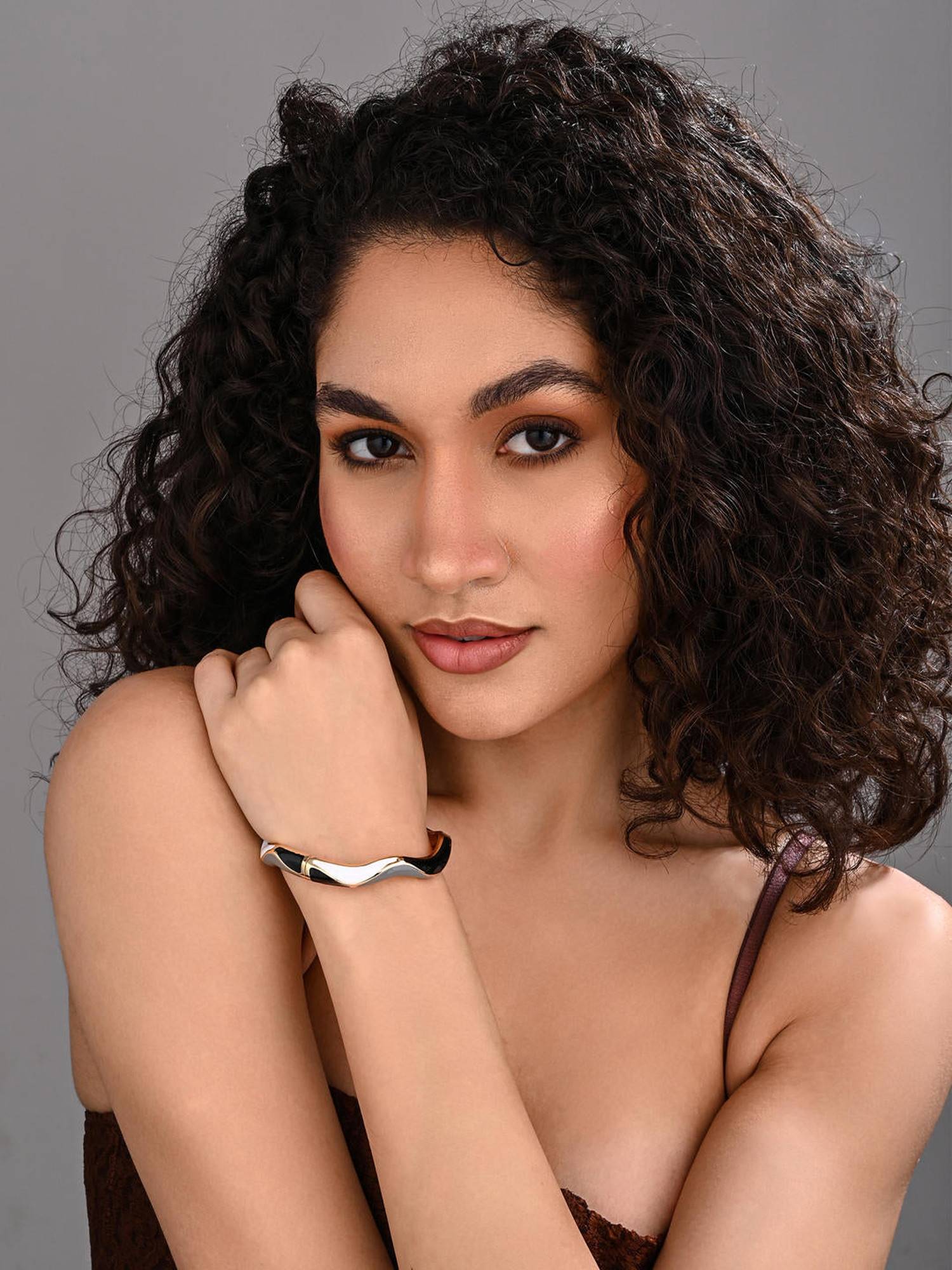 REENISAA Black Enamel Ripple Wave Bangle