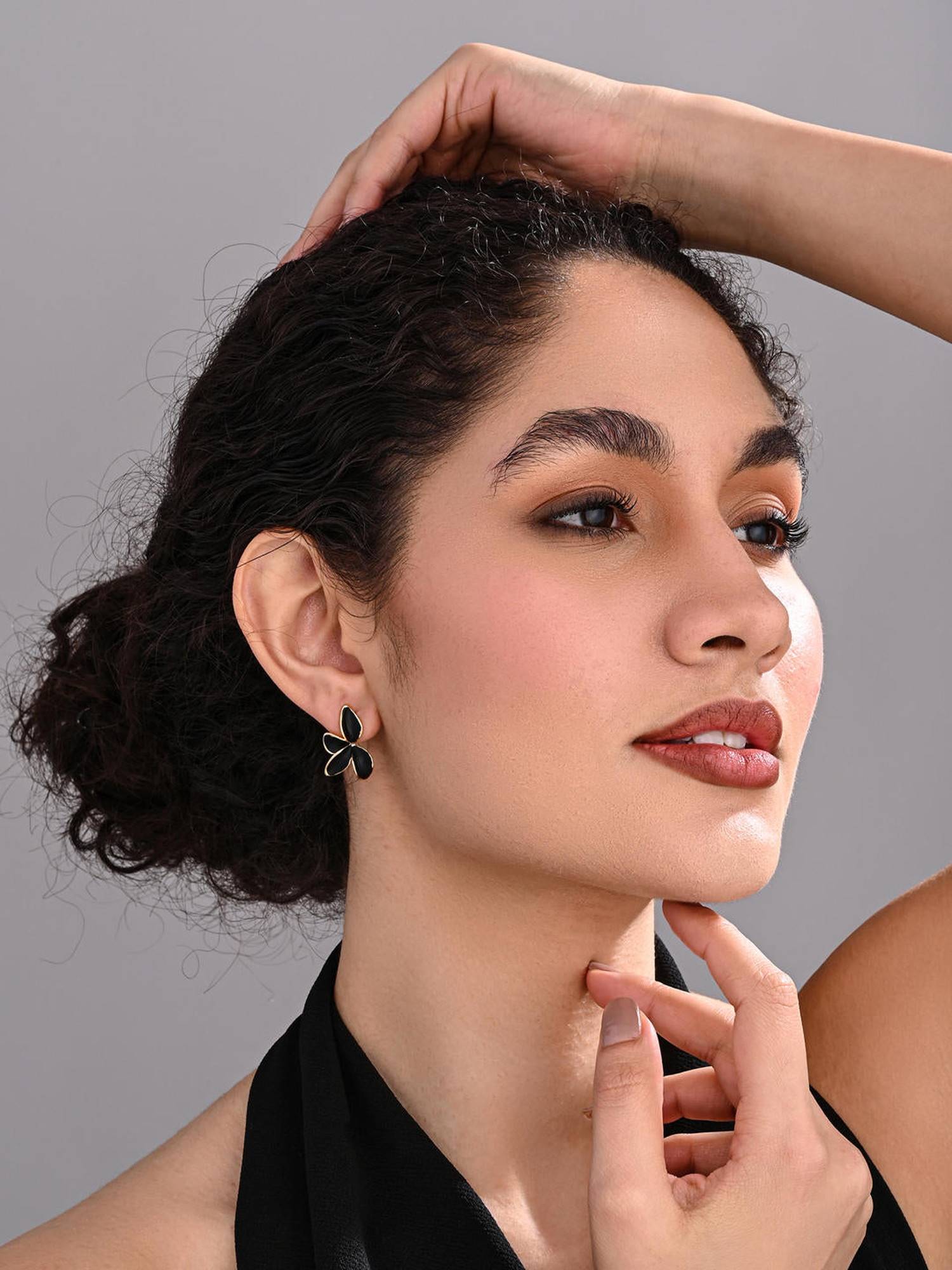 REENISAA Classic Black Petal Stud Earrings