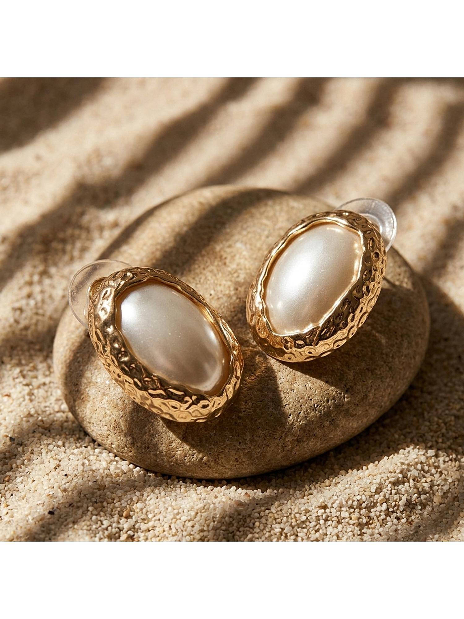 TRIBAL ZONE Gold Hammered Frame Pearl Stud Earrings