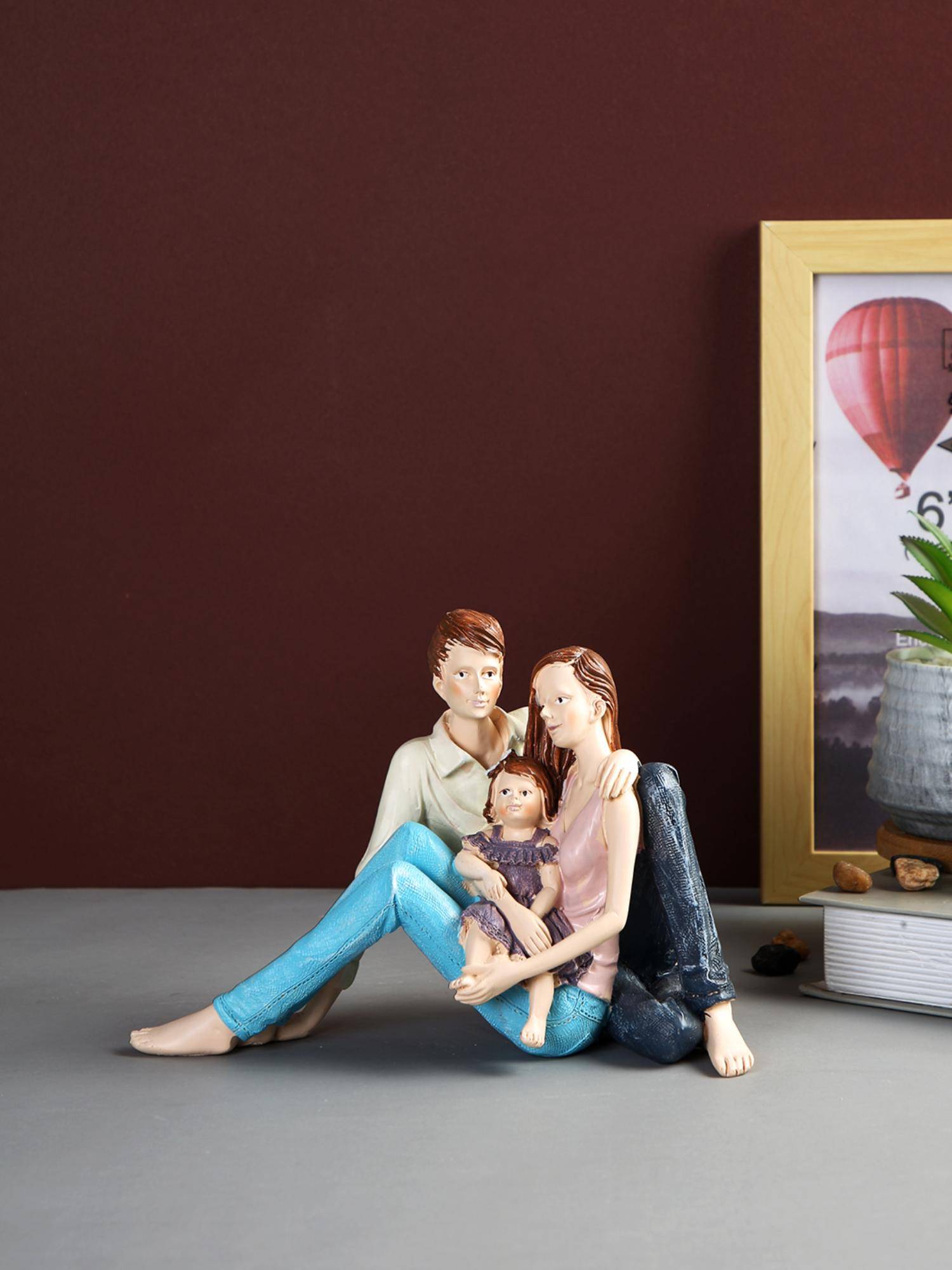 Tayhaa Loving Family Resin Figurine